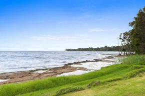Cozy Lakefront Home Pet Friendly